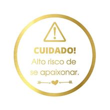 Adesivo "Cuidado Perigo de se Apaixonar" - Ref.2024 - Hot Stamping - Dourado - 50 unidades - Stickr - Magazine 25