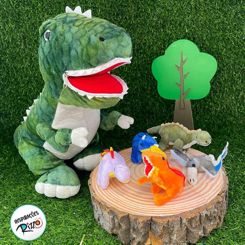 Dinossauro de Pelúcia com Miniaturas - 35cm - 1 unidade - Magazine 25