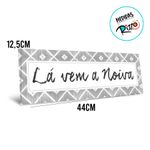 Placa Lá Vem A Noiva - Cinza - 44x12,5cm - 1 unidade - Cromus - Magazine 25