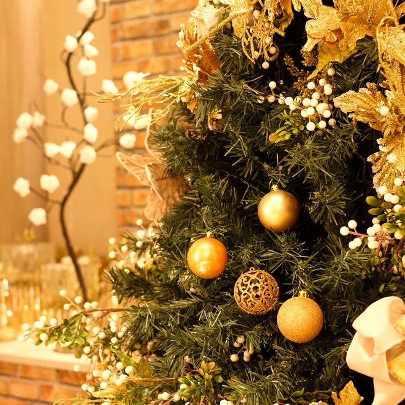 Bola de Natal Sortidas com Arabesco Marrom 6cm - 8 Un