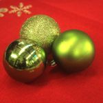 Bola de Natal Lisa / Mate / Glitter Verde Claro 7cm (Bola de Natal em Tubos) - 8 Peças
